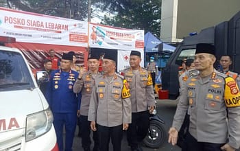 BERBAGI BERKAH RAMADHAN, KAPOLDA SUMSEL IRJEN POL SANDI NUGROHO DAN BHAYANGKARI SAPA PENGENDARA DI SIMPANG 5 DPRD