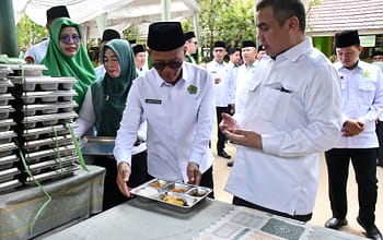 Suasana Hangat Saat Irjen Kemenag Tinjau Makan Bergizi Gratis di MIN 2 Palembang: “Makanannya Enak, Gurunya Baik!”