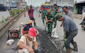 Korem 044/Gapo Laksanakan Karya Bakti Penambalan Jalan Berlubang Dukung Kelancaran Arus Mudik Lebaran