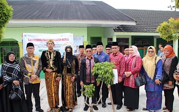 Perkuat Ekoteologi, Kakanwil Kemenag Sumsel dan Kemenag OKU Hijaukan Madrasah Lewat Penanaman Pohon