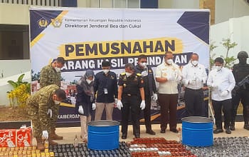 Puluhan Juta Rokok Ilegal Dimusnahkan, Bea Cukai Sumbagtim Selamatkan Potensi Kerugian Negara Rp20,56 Miliar Palembang, 28 Oktober 2026 – Direktorat Jenderal Bea dan Cukai (DJBC) memiliki empat fungsi utama dalam menjaga ketahanan nasional, yaitu sebagai Revenue Collector (Pengumpul Pendapatan Negara), Community Protector (Pelindung Masyarakat), Trade Facilitator (Fasilitator Perdagangan), serta Industrial Assistance (Asistensi Industri). Sepanjang tahun 2025 hingga 2026, Kantor Wilayah Direktorat Jenderal Bea dan Cukai Sumatera Bagian Timur (Bea Cukai Sumbagtim) bersama kantor vertikal di bawahnya kembali mencatat kinerja pengawasan yang signifikan melalui 1.573 kali penindakan di bidang kepabeanan dan cukai, serta 119 penindakan di bidang narkotika. Pada hari ini, Kantor Wilayah DJBC Sumatera Bagian Timur bersama Kantor Pengawasan dan Pelayanan Bea dan Cukai (KPPBC) Tipe Madya Pabean B Palembang melaksanakan pemusnahan barang hasil penindakan kepabeanan dan cukai dengan perkiraan nilai barang mencapai Rp40.332.305.374,00 (Empat puluh miliar tiga ratus tiga puluh dua juta tiga ratus lima ribu tiga ratus tujuh puluh empat rupiah). Barang yang dimusnahkan tersebut berasal dari 229 Surat Bukti Penindakan (SBP) selama periode 2025–2026. Pemusnahan dilaksanakan secara bertahap sejak 26 Oktober 2026 di halaman Kantor Wilayah DJBC Sumatera Bagian Timur dan fasilitas Pengolahan Sampah menjadi Energi Listrik (PSEL) Kota Palembang. Barang hasil penindakan tersebut didominasi oleh: * 22.447.700 batang rokok ilegal * 9.764 botol (6.894.000 mililiter) minuman beralkohol ilegal * Tembakau iris (114 kg) * Rokok elektrik (40 mililiter) * Kain tekstil (258 meter) * Pakaian bekas (542 pcs) Dari keseluruhan barang yang dimusnahkan, potensi kerugian negara yang berhasil dicegah diperkirakan mencapai Rp20.564.489.468,00 (Dua puluh miliar lima ratus enam puluh empat juta empat ratus delapan puluh sembilan ribu empat ratus enam puluh delapan rupiah). Capaian ini mencerminkan komitmen Bea Cukai dalam menjaga penerimaan negara sekaligus melindungi masyarakat dan industri dalam negeri dari dampak peredaran barang yang tidak memenuhi ketentuan. Kepala Kantor Wilayah DJBC Sumatera Bagian Timur, Agus Sudarmadi, menegaskan bahwa penindakan dan pemusnahan barang ilegal bukan semata-mata penegakan hukum, tetapi juga bentuk perlindungan terhadap kepentingan masyarakat. > “Melalui pengawasan yang konsisten dan sinergi dengan berbagai pihak, kami berkomitmen untuk menekan peredaran barang ilegal, melindungi masyarakat, dan menciptakan iklim usaha yang adil bagi pelaku usaha yang patuh,” ujar Agus. > Pemusnahan di fasilitas PSEL Kota Palembang juga menjadi bagian dari upaya pengelolaan barang secara bertanggung jawab. Barang yang telah ditetapkan untuk dimusnahkan dan tidak dapat dilelang dapat dimanfaatkan sebagai sumber energi listrik, sehingga memberikan nilai tambah dengan tetap memperhatikan aspek lingkungan. Selain melalui penindakan dan pemusnahan barang ilegal, Kantor Wilayah DJBC Sumatera Bagian Timur bersama KPPBC TMP B Palembang turut berkontribusi terhadap penerimaan negara melalui mekanisme Ultimum Remedium. Melalui mekanisme penyelesaian berupa pembayaran denda administrasi ini, penerimaan negara yang berhasil dihimpun mencapai Rp4.501.995.000,00 (Empat miliar lima ratus satu juta sembilan ratus sembilan puluh lima ribu rupiah). Capaian tersebut menjadi bagian dari upaya Bea Cukai dalam mengoptimalkan penerimaan negara sekaligus mendorong kepatuhan terhadap ketentuan kepabeanan dan cukai. Bea Cukai mengajak masyarakat untuk turut mendukung pemberantasan peredaran barang ilegal dengan mematuhi ketentuan kepabeanan dan cukai serta tidak membeli atau mengedarkan barang ilegal. Kolaborasi antara pemerintah, aparat penegak hukum, pelaku usaha, dan masyarakat menjadi kunci dalam mewujudkan perdagangan yang tertib, adil, dan berkelanjutan.