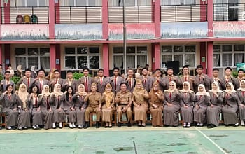 Penuh Tangis dan Haru, SMAN 5 Palembang Lepas Masa Purnabakti Drs. Taufiq, M.Si.