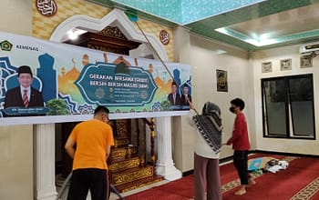 Sambut Ramadan, Kakanwil Kemenag Sumsel Pimpin Gerakan Bersih-Bersih Masjid Serentak se-Sumsel