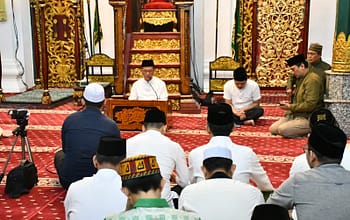 Ramadan Sebagai Madrasah Taqwa: Kakanwil Kemenag Sumsel Sampaikan Tausiyah Jelang Berbuka di Masjid Agung Palembang
