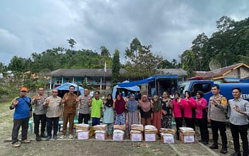Polres OKU Selatan dan Bhayangkari Gerak Cepat Salurkan Bantuan bagi Korban Banjir Bandang dan Longsor di Manduriang