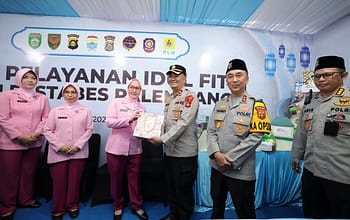 KAPOLDA SUMSEL DAN BHAYANGKARI CEK POS PENGAMANAN OPS KETUPAT 2026, BAGIKAN TALI ASIH HINGGA TAKJIL DI POS PELAYANAN SIMPANG 5 DPRD