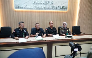 KEJATI SUMSEL TAHAN 5 TERSANGKA KASUS KREDIT BANK PEMERINTAH DAN NAIKKAN STATUS PENYIDIKAN KASUS SUNGAI LALAN