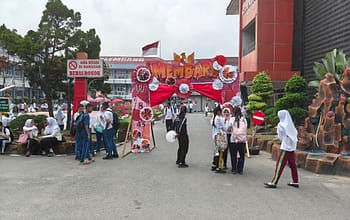 Sambut HUT RI ke-81, SMAN 1 Palembang Gelar Rangkaian Lomba Tradisional hingga Festival Panjat Pinang