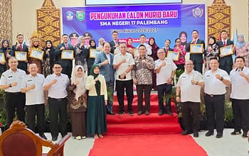 SMAN 17 Palembang Kukuhkan Siswa Baru dan Beri Penghargaan Peserta MPLS Terbaik